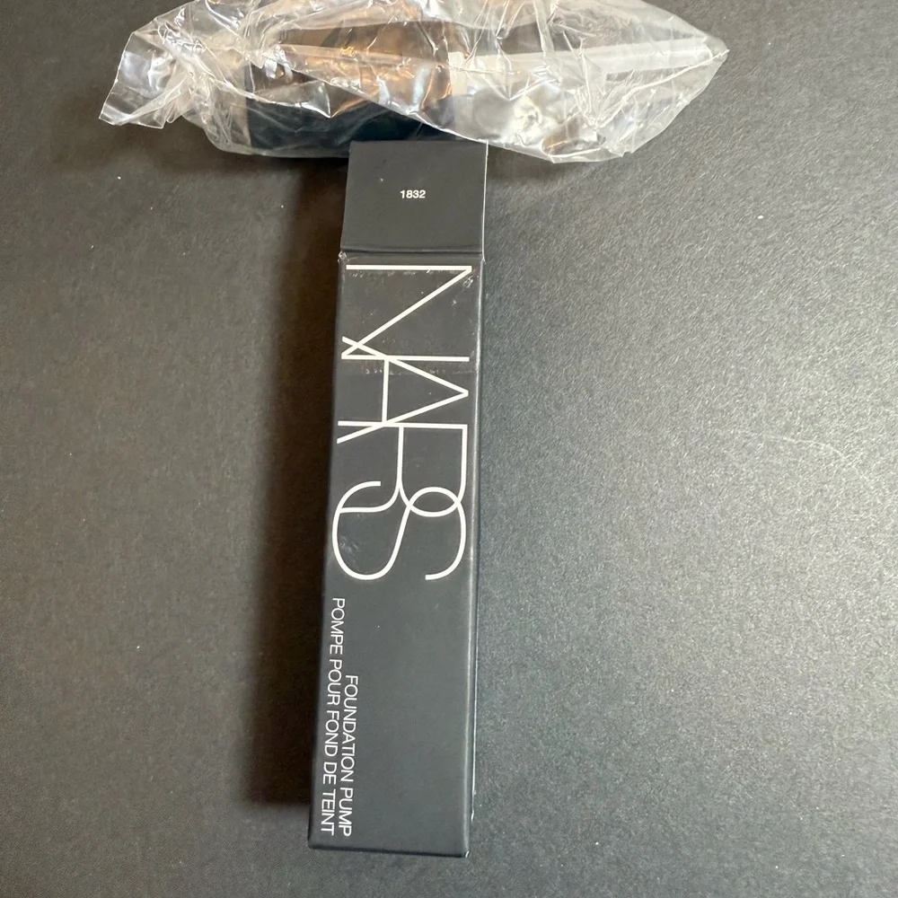 NARS Foundation Pump Dispenser Makeup Accessory NWT